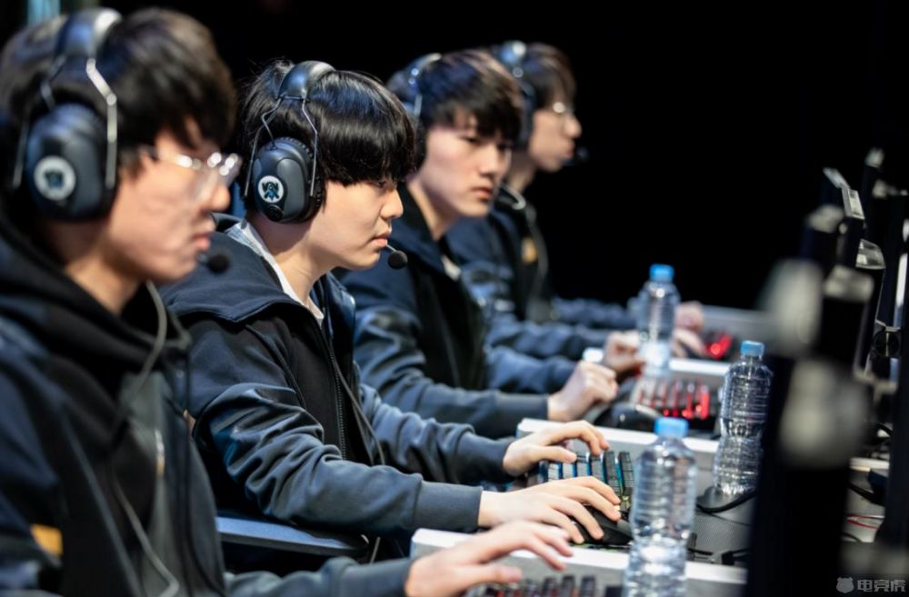 开云下载-IG横扫GEN，Caps拿下关键大龙成都决赛之夜3:1（成都）