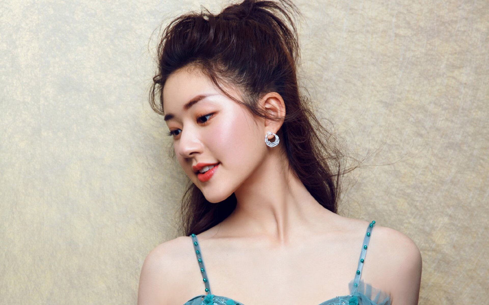 开云官网-英伦绿茵巅峰对决，东方巨龙震撼篮坛—现代体育的激情交响