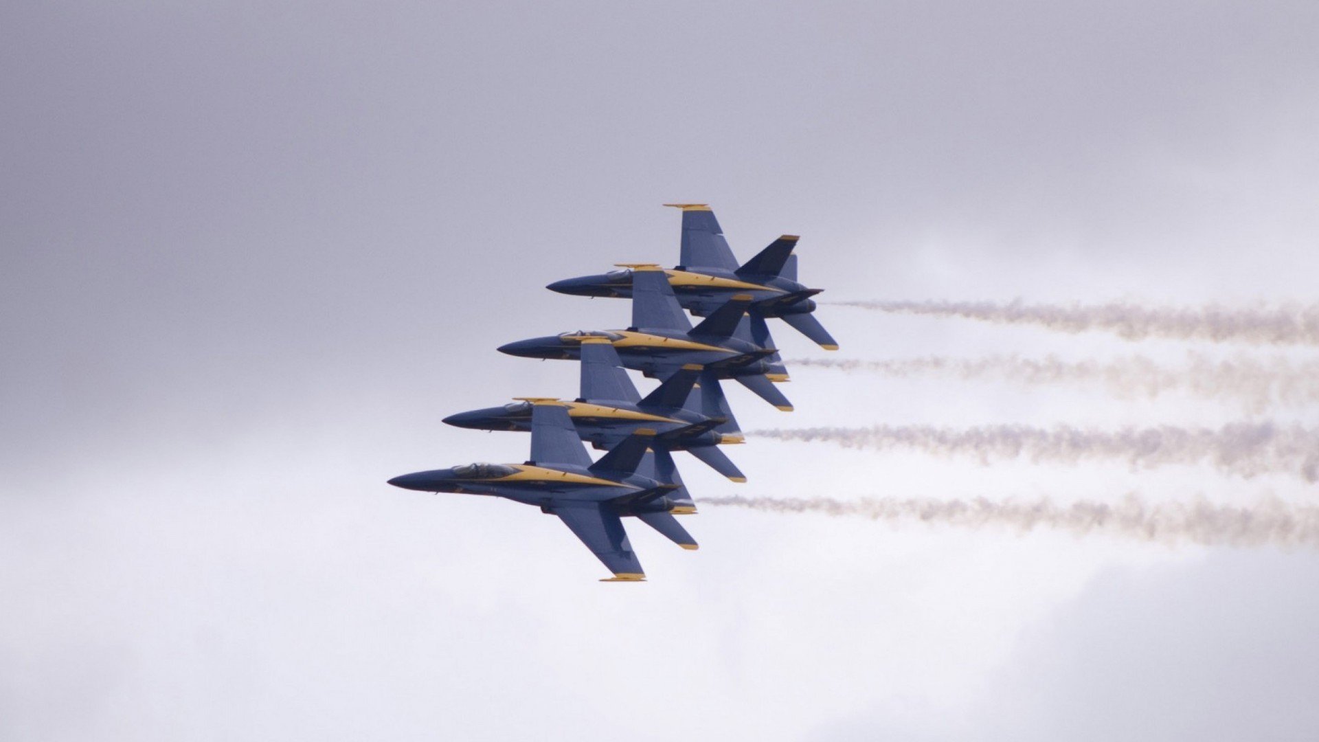 开云体育中国-两个世界的同一剧本，个人英雄主义与集体胜利的悖论