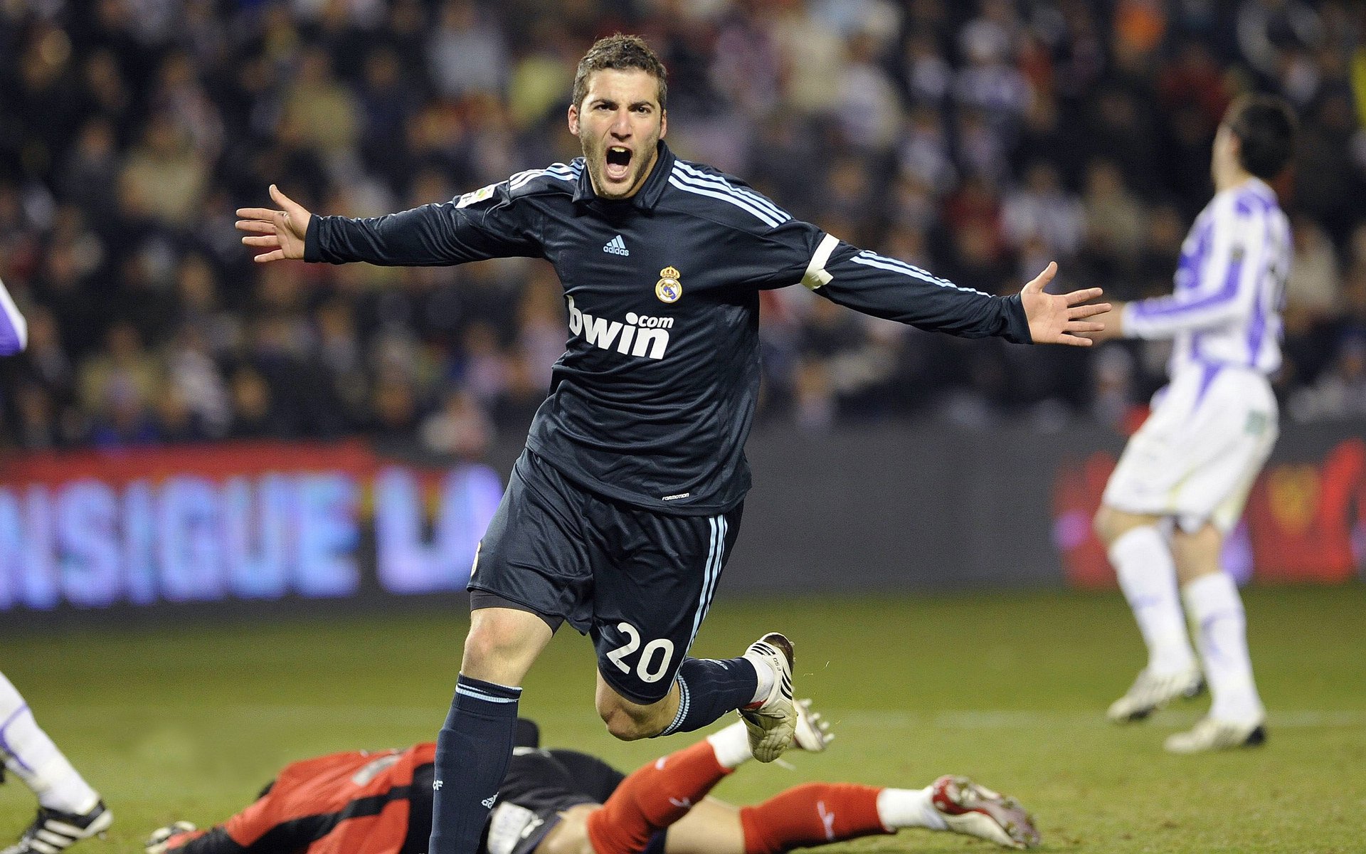 开云体育下载-擎天巨柱锁苍穹,文班亚马如何以一己之力让华盛顿奇才窒息的?